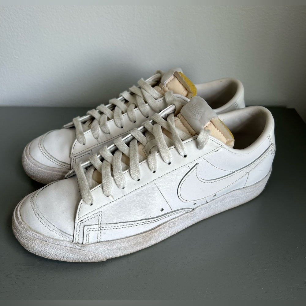 Nike Low Blazer 77 Sneakers Triple White Leather Women's 8.5 DC4769-101